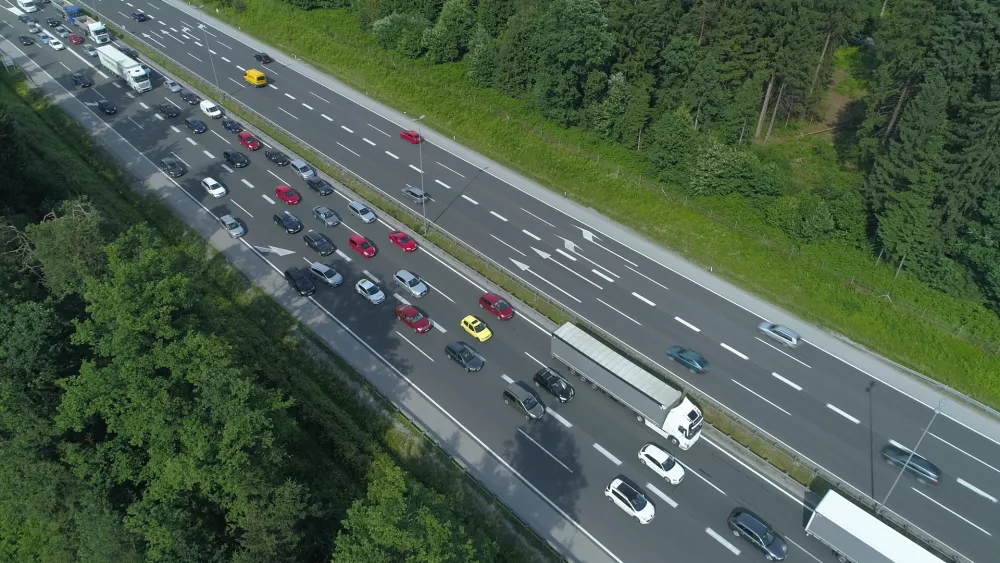 Poletje je tu - in z njim počitni&scaron;ke gneče na cestah. Slika je ilustrativna. / Foto: iStock 