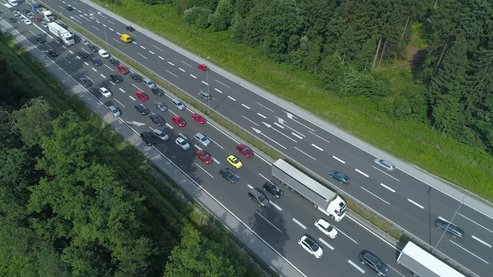 Poletje je tu - in z njim počitni&scaron;ke gneče na cestah. Slika je ilustrativna. / Foto: iStock 