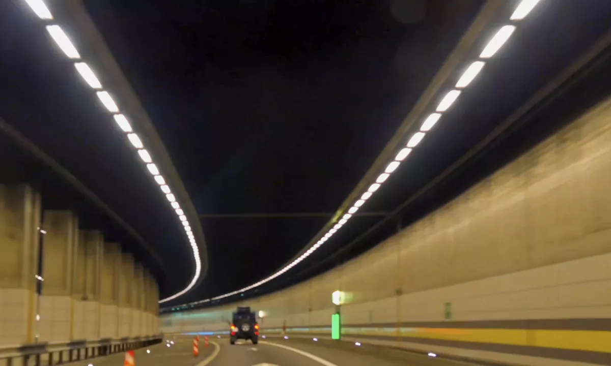 21 nevarnih prehitevanj in 171 km/h v najdaljšem predoru: čaka ga huda kazen