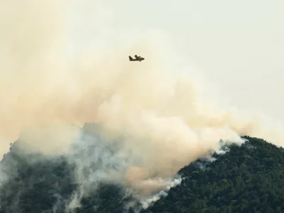 A firefighting plane flies over a wildfire that has been ravaging mountain vegetation for several days near Die in the Drome department during a heatwave affecting a large part of the country, France, July 9, 2026. REUTERS/Manon Cruz