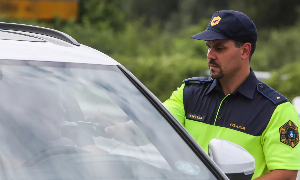 Ropar po begu najden mrtev v eni od hiš. Policija: nevarnosti ni več
