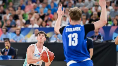 Ljubljana.Kosarkarsko evropsko prvenstvo do 20 let.Tekma med Slovenijo in Cesko.