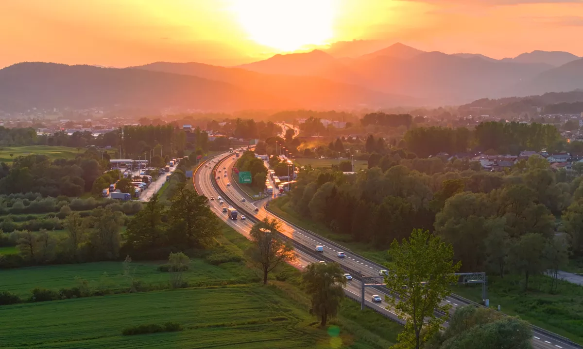 Sonce, znoj in pločevina: vodnik za preživetje po današnjem prometu in vremenu