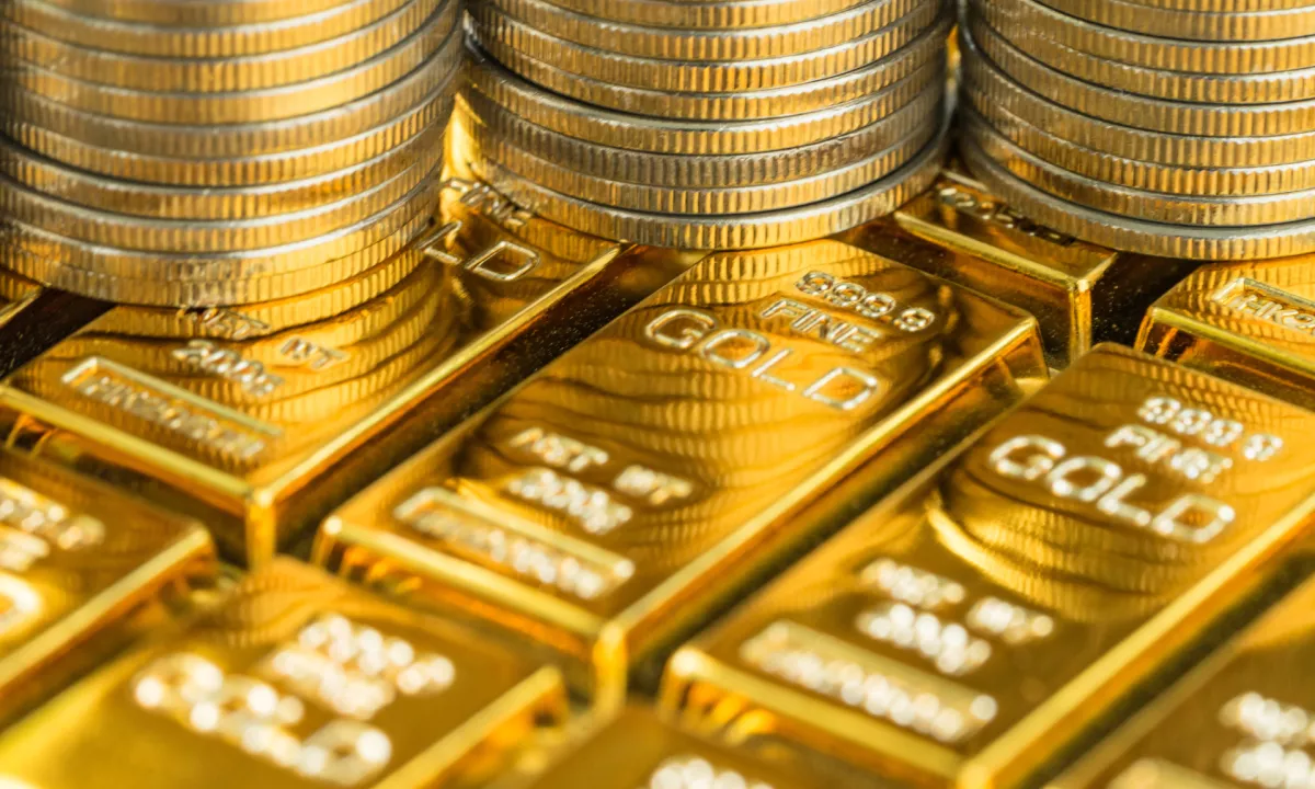 Kitajska v ozadju tiho kupuje tone zlata: poteza, ki trese ameriški dolar