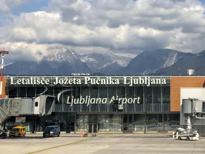 Pogled na ljubljansko letali&scaron;če s pristajalne steze.