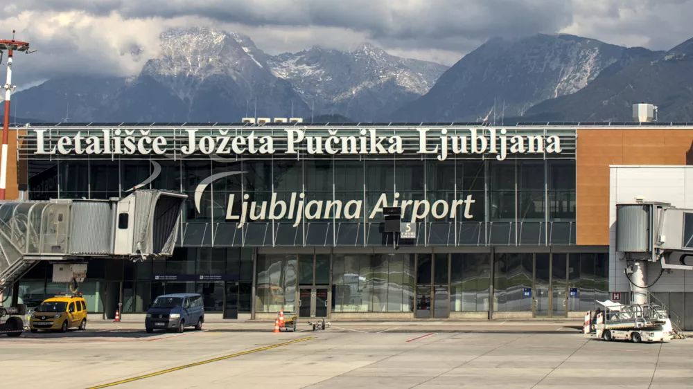 Pogled na ljubljansko letali&scaron;če s pristajalne steze.