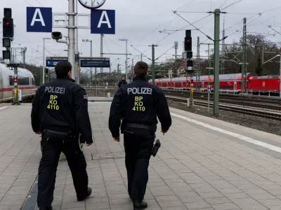Nem&scaron;ki policisti na peronu. Fotografija je ilustrativna. / Foto: iStock
