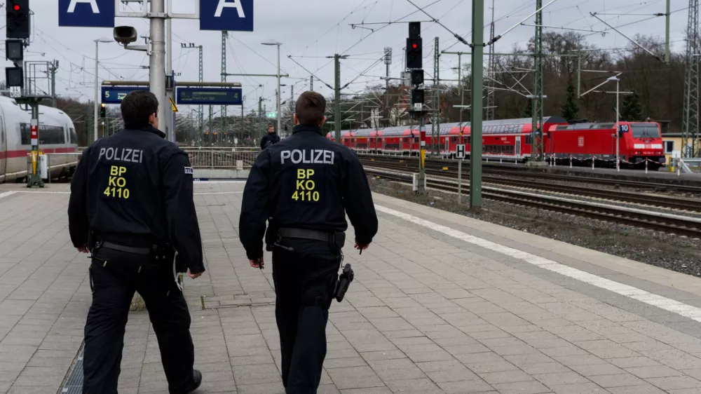Nem&scaron;ki policisti na peronu. Fotografija je ilustrativna. / Foto: iStock