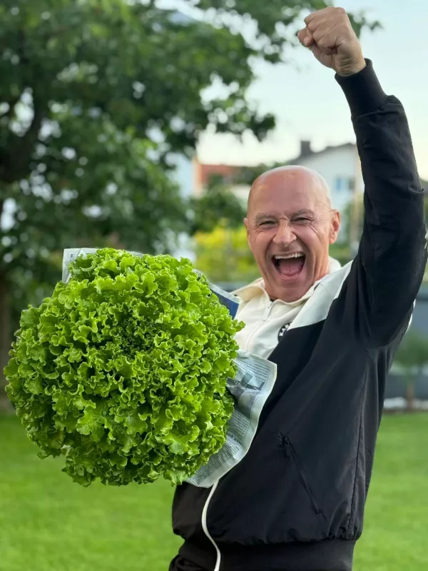 Miran Rudan, slovenski popevkar, je na svojem vrtu vzgojil orja&scaron;ko solato in se tega zelo razveselil. 