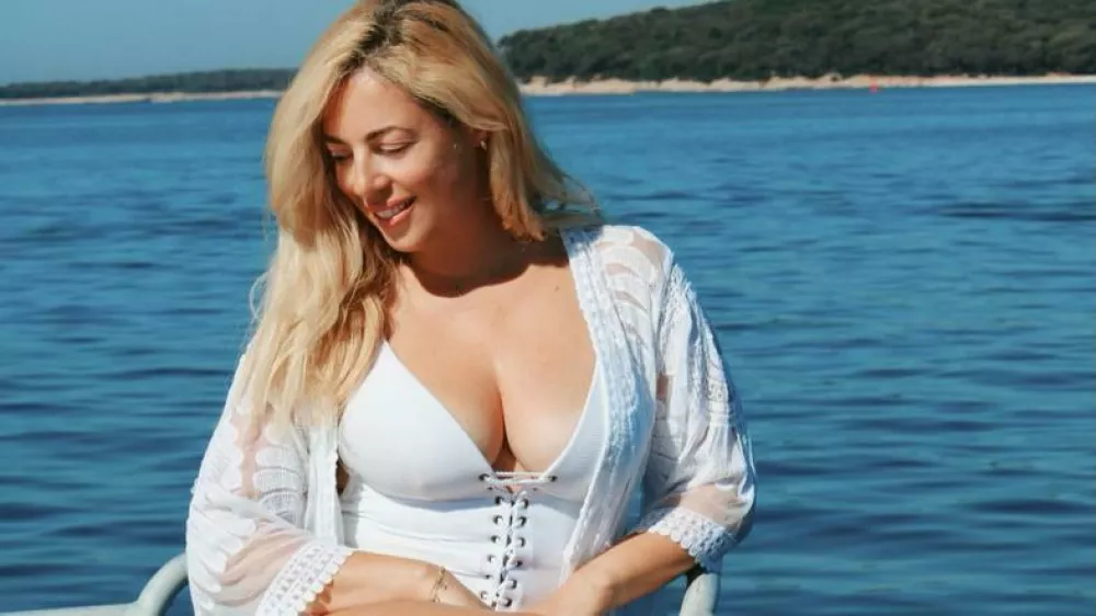 Ana Tavčar ljubi jogo, rada pa se tudi fotografira, kadar je na plaži. 