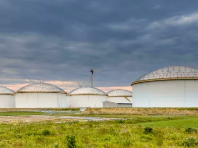 R0CX1G Panorama of a huge strategic fuel storage teminal in a big harbor in EuropeSkladi&scaron;če zemeljskega plina na Nizozemskem