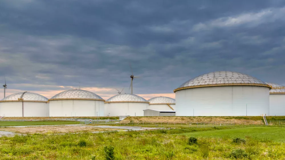 R0CX1G Panorama of a huge strategic fuel storage teminal in a big harbor in EuropeSkladi&scaron;če zemeljskega plina na Nizozemskem