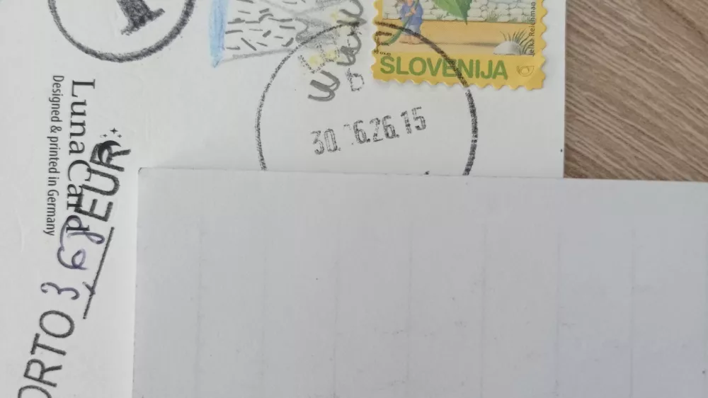 Po&scaron;ta, razgledice. Foto: Tamara Krivec