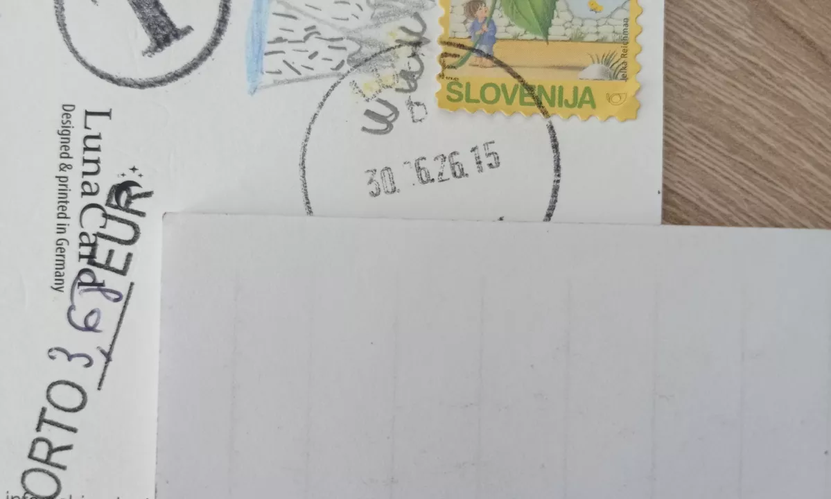 Za prevzem razglednice iz Logarske doline je morala doplačati