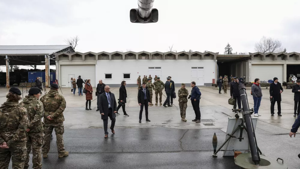 - simbolična fotografija &ndash; vojaki SV -- 31.03.2023 &ndash; Slovenska vojska (SV) - Voja&scaron;nica Ivana Cankarja Vrhnika - obisk predsednice republike v okviru katerega se je seznanila s stanjem pripravljenosti Slovenske vojske v letu 2022, //FOTO: Jaka Gasar / Foto: Jaka Gasar