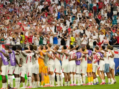 England players greet fans after the World Cup quarterfinal soccer match between Norway and England in Miami Gardens, Fla., Saturday, July 11, 2026. (AP Photo/Chris Carlson)