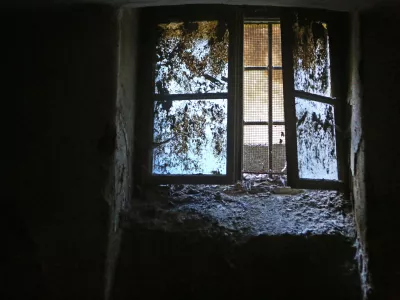 - simbolična fotografija - državna varnost - obve&scaron;čevalna služba - ujetni&scaron;tvo - zaporni&scaron;tvo - totalitarnost povojnega političnega sistema - sistematično kr&scaron;enje človekovih pravic - človekove pravice - zasli&scaron;evanje - mučenje - povojna komunistična oblast - UDBA- 10.12.2014 - Nekdanja stavba Ministrstva za notranje zadeve, Bethovnova ulica 3 v Ljubljani - nekdanje zaporni&scaron;ke celice v kletnih prostorih stavbe - &scaron;est zaporni&scaron;kih celic je bilo do leta 1966 v uporabi Službe državne varnosti (Sdv) - edine ohranjene zaporni&scaron;ke celice, v katerih so bili takoj po 2. svetovni vojni zapori Oddelka za za&scaron;čito naroda (Ozna).  zaporni&scaron;ka celica - zapor - //FOTO: Bojan Velikonja