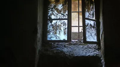 - simbolična fotografija - državna varnost - obveščevalna služba - ujetništvo - zaporništvo - totalitarnost povojnega političnega sistema - sistematično kršenje človekovih pravic - človekove pravice - zasliševanje - mučenje - povojna komunistična oblast - UDBA- 10.12.2014 - Nekdanja stavba Ministrstva za notranje zadeve, Bethovnova ulica 3 v Ljubljani - nekdanje zaporniške celice v kletnih prostorih stavbe - šest zaporniških celic je bilo do leta 1966 v uporabi Službe državne varnosti (Sdv) - edine ohranjene zaporniške celice, v katerih so bili takoj po 2. svetovni vojni zapori Oddelka za zaščito naroda (Ozna).  zaporniška celica - zapor - //FOTO: Bojan Velikonja