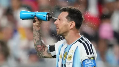 Argentina's Lionel Messi (10) splashes water on his face during the World Cup quarterfinal soccer match between Argentina and Switzerland in Kansas City, Mo., Saturday, July 11, 2026. (AP Photo/Ed Zurga)