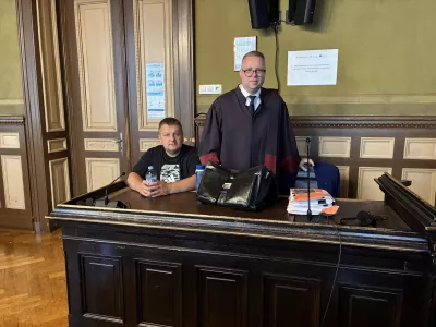 Po desetih letih kazenskega postopka je tožilstvo zoper Sebastjana Macuha (levo) obtožbo umaknilo. Na sliki z zagovornikom Erikom &Scaron;ulerjem.