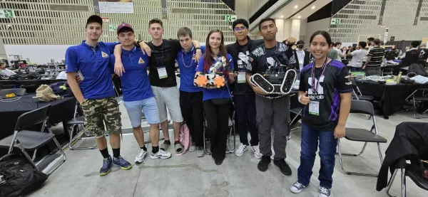 Ekipa robotkarjev Srednje &scaron;ole za strojni&scaron;tvo, mehatroniko in medije, ki je v timskem izzivu osvojila drugo mesto na svetu. F arhiv &Scaron;CC
