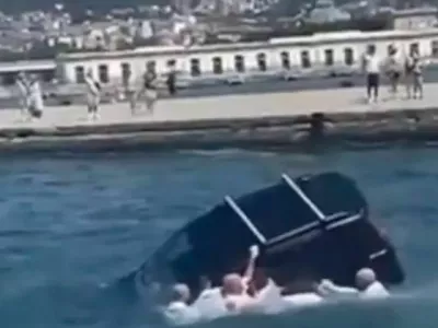 Kadeti so brez pomisleka skočili v morje in iz potapljajočega se avta re&scaron;ili voznika. 