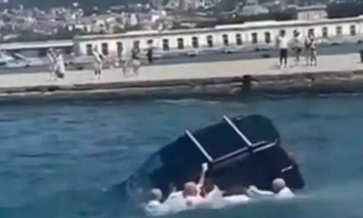(VIDEO) Trst: Avto zapeljal v morje, kadeti brez pomisleka skočili za njim