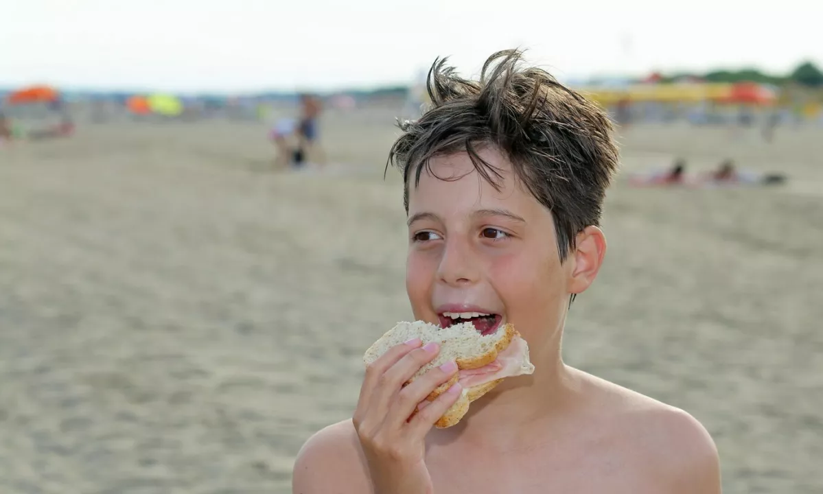 Otroku prepovedali jesti sendvič na plaži, Italijani razburjeni: »Morje ne sme postati luksuz«