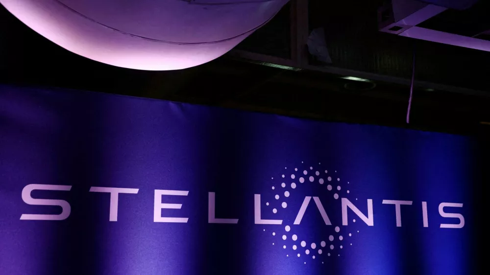 FILE PHOTO: The logo of Stellantis is seen during the Automotive Industry Day summit in Paris, France, November 4, 2025. REUTERS/Sarah Meyssonnier/File Photo