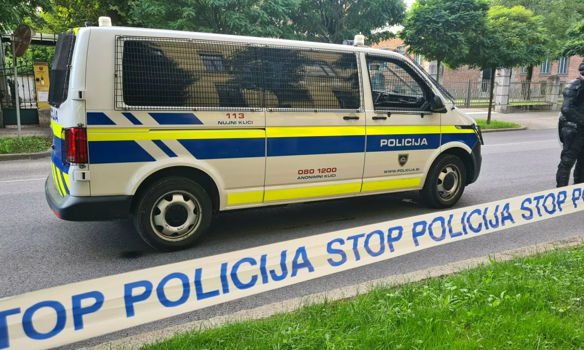 V Kočevju naj bi voznik zbil policista, v bolnišnico so ga prepeljali s helikopterjem