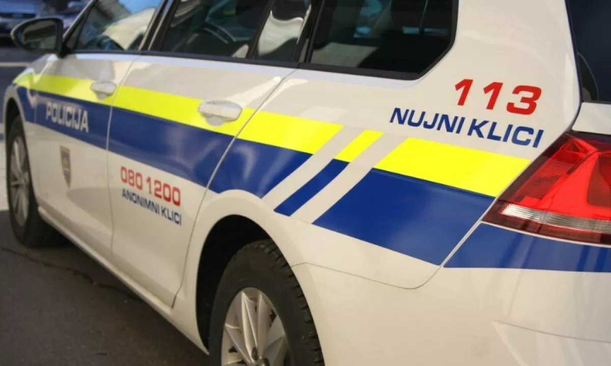 Varnostnik pred portoroškim lokalom udaril mlajšo žensko, odpeljala jo je policija