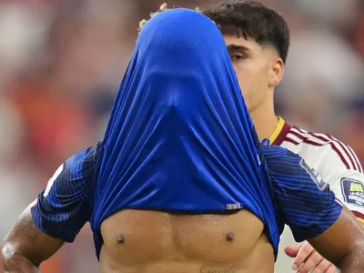 France's Desire Doue covers his face after his side's lost against Spain at the end of their World Cup semifinal soccer match in Arlington, Texas, near Dallas, Tuesday, July 14, 2026. (AP Photo/Julio Cortez) / Foto: Julio Cortez