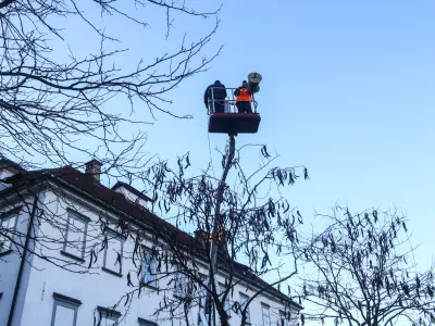 - 13.01.2015 - Pospravljenje novoletnih okraskov in lučk na tržnici v Ljubljani.- dvigalo  //FOTO: Bojan Velikonja