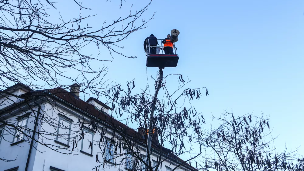 - 13.01.2015 - Pospravljenje novoletnih okraskov in lučk na tržnici v Ljubljani.- dvigalo  //FOTO: Bojan Velikonja