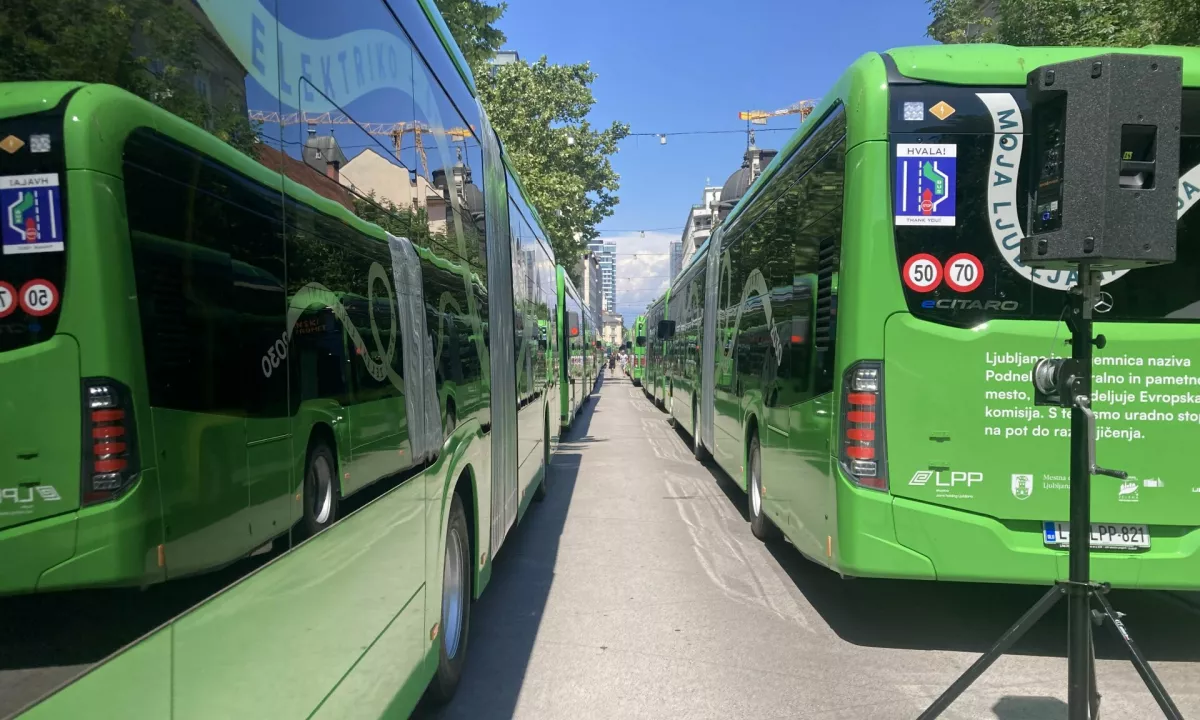 Potniki opozarjajo na vročino na novih električnih avtobusih; kaj odgovarjajo na občini?