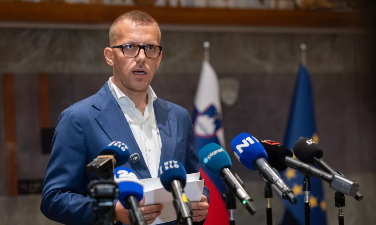 Zavajanju kar ni konca: poslanec Mijič trdil, da je gradbeni inženir, na fakulteti o tem ne vedo nič