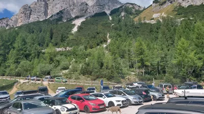 Kaj se dogaja na najvi&scaron;jem prelazu v državi? Promet usmerjajo policisti, reditelji in ovce