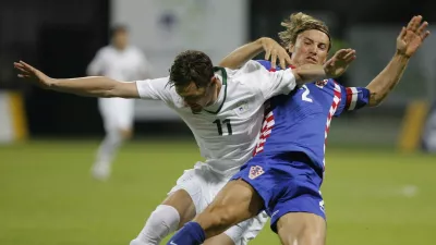 Milivoje Novakovič in Dario Šimič,- nogomet - Slovenija: Hrvaška, prijatelska tekma- Slovenska nogometna reprezentanca je na prijateljski tekmi v Mariboru izgubila proti Hrvaški z 2:3 (1:1).//FOTO: Jaka AdamičOPOMBA: ZA OBJAVO V ČASOPISU DNEVNIK