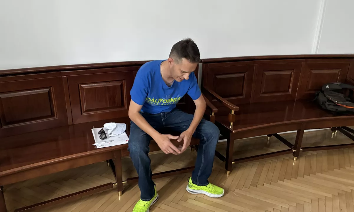 Babico, mamo in strica porezal, policistom pa grozil s smrtjo