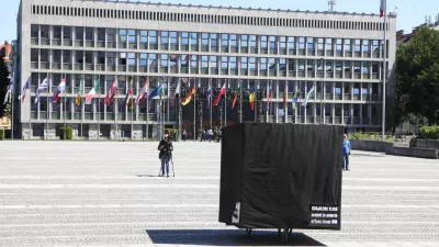 Točno ob 11:00 bomo na Trgu republike izvedli simbolično akcijo, ki bo ponazorila vso absurdnost trenutne politične situacije in tudi z lastnimi besedami politikov najbolj nazorno možno predstavila njihovo izdajo volilk in volilcev, ki so jim verjeli.. protest black cube foto luka cjuha