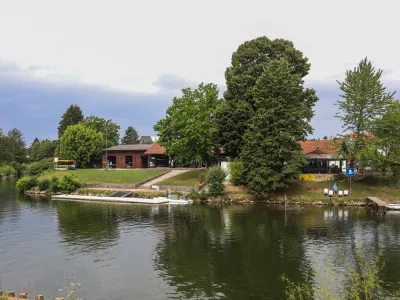 - 14.07.2026. - Vesla&scaron;ki klub Ljubljana. - Voja&scaron;ko kopali&scaron;če - na trnovski strani, nasproti prulske ulice Privoz. &Scaron;portni klub čolnarna.- fotografije za članek o zgodovini kopanja v Ljubljani.//FOTO: Bojan Velikonja