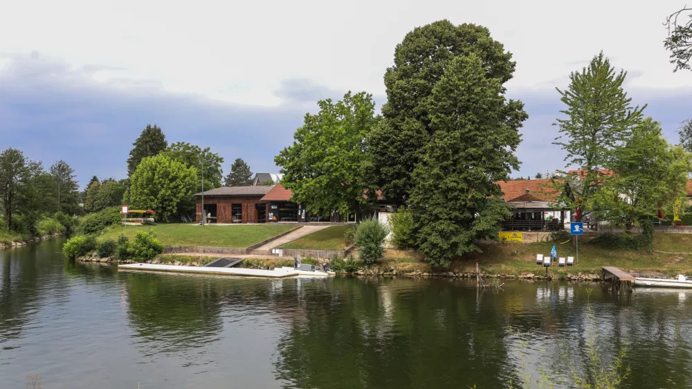 - 14.07.2026. - Vesla&scaron;ki klub Ljubljana. - Voja&scaron;ko kopali&scaron;če - na trnovski strani, nasproti prulske ulice Privoz. &Scaron;portni klub čolnarna.- fotografije za članek o zgodovini kopanja v Ljubljani.//FOTO: Bojan Velikonja