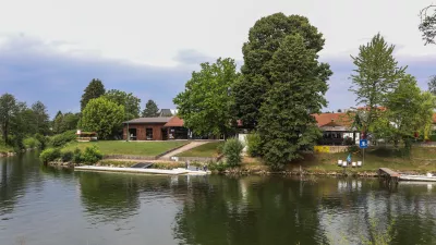 - 14.07.2026. - Vesla&scaron;ki klub Ljubljana. - Voja&scaron;ko kopali&scaron;če - na trnovski strani, nasproti prulske ulice Privoz. &Scaron;portni klub čolnarna.- fotografije za članek o zgodovini kopanja v Ljubljani.//FOTO: Bojan Velikonja