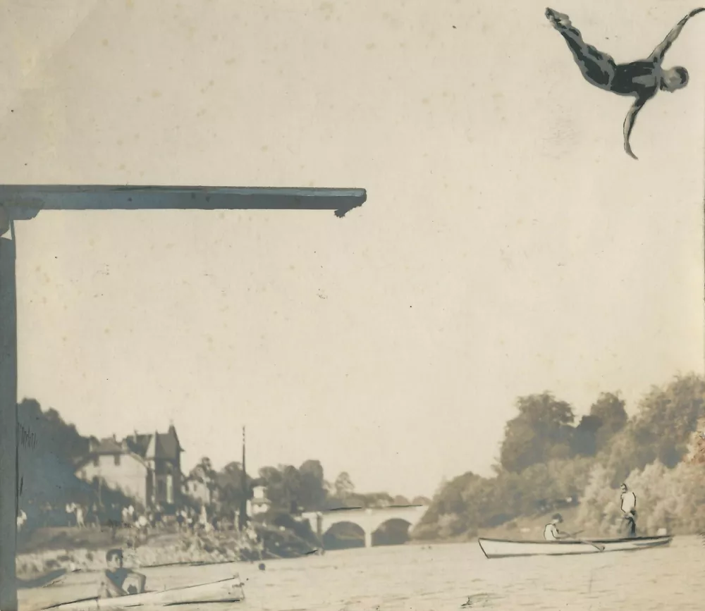 Slovenski prvak v skokih v vodo Kordelič (SK Ilirija) na tekmovanju na Ljubljanici leta 1928. Hrani Muzej &scaron;porta
