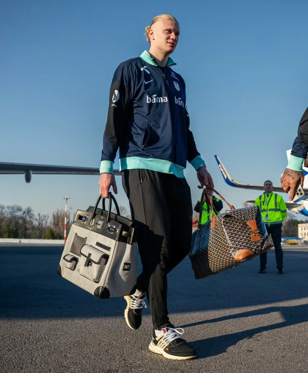 250321 Erling Braut Haaland of the Norwegian national football team arrives at Chisinau International Airport on March 21, 2025 in Chisinau.,Image: 1104047892, License: Rights-managed, Restrictions: Sweden, Norway, Finland and Denmark must be OUT, Model Release: no 