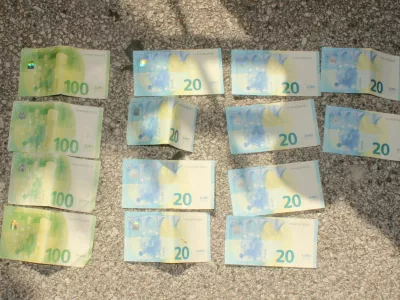 Osumljencu so zasegli večjo količino ponarejenih bankovcev.