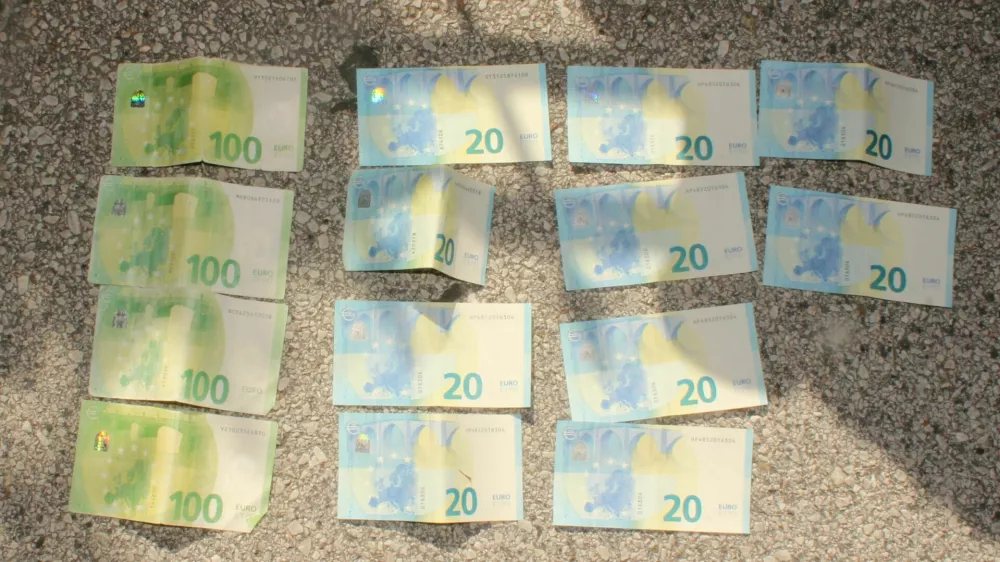 Osumljencu so zasegli večjo količino ponarejenih bankovcev.
