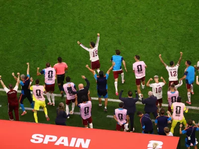 Soccer Football - FIFA World Cup 2026 - Semi Final - France v Spain - Dallas Stadium, Arlington, Texas, U.S. - July 14, 2026 Spain coach Luis de la Fuente, staff and players celebrate after the match REUTERS/Agustin Marcarian