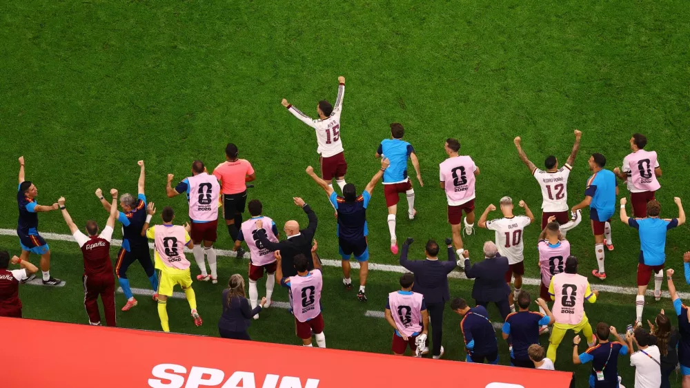Soccer Football - FIFA World Cup 2026 - Semi Final - France v Spain - Dallas Stadium, Arlington, Texas, U.S. - July 14, 2026 Spain coach Luis de la Fuente, staff and players celebrate after the match REUTERS/Agustin Marcarian