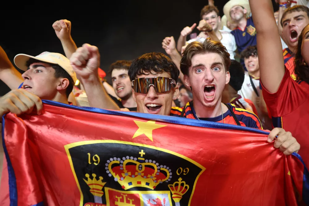 Soccer Football - FIFA World Cup 2026 - Semi Final - France v Spain - Fans gather in Madrid - Madrid, Spain - July 14, 2026 Spain fans celebrate after the match as Spain qualify for the World Cup final REUTERS/Susana Vera